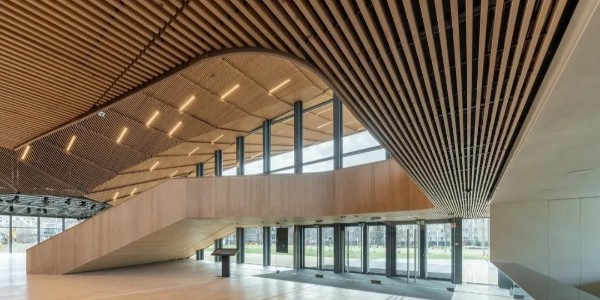 新的、多功能劇院建筑