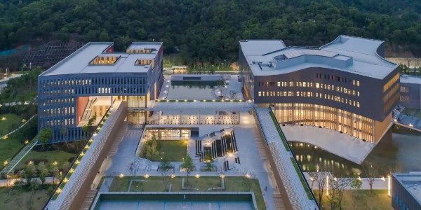 在建筑與自然、垂直與水平之間創(chuàng)造了一種發(fā)現(xiàn)感