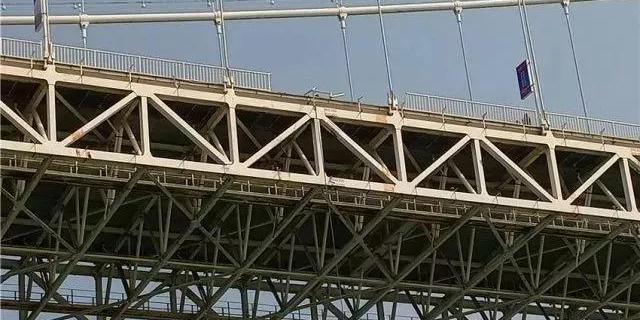 重慶大巴墜江怪防護(hù)欄桿？設(shè)計(jì)、施工企業(yè)表示“這個(gè)鍋不背”！