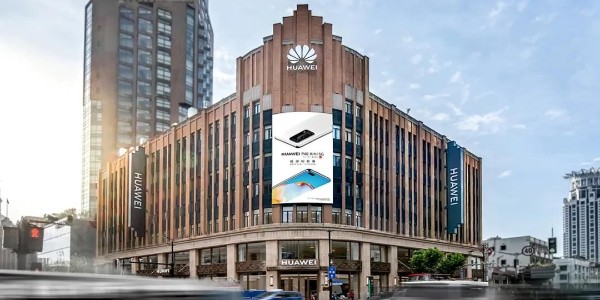 華為全球最大旗艦店開幕了，老建筑里溢出了硬核的未來氣息